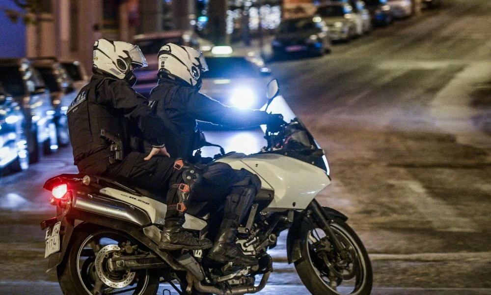 Εξάρχεια: Έβαλαν χειροπέδες σε διαδηλωτή και τον χτυπούσαν
